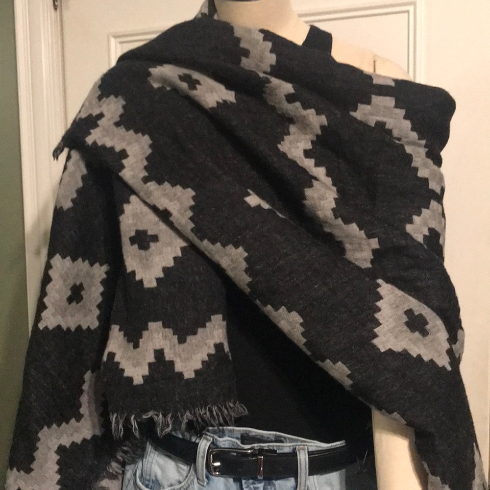 Wilfred Black and Gray Patterned Scarf